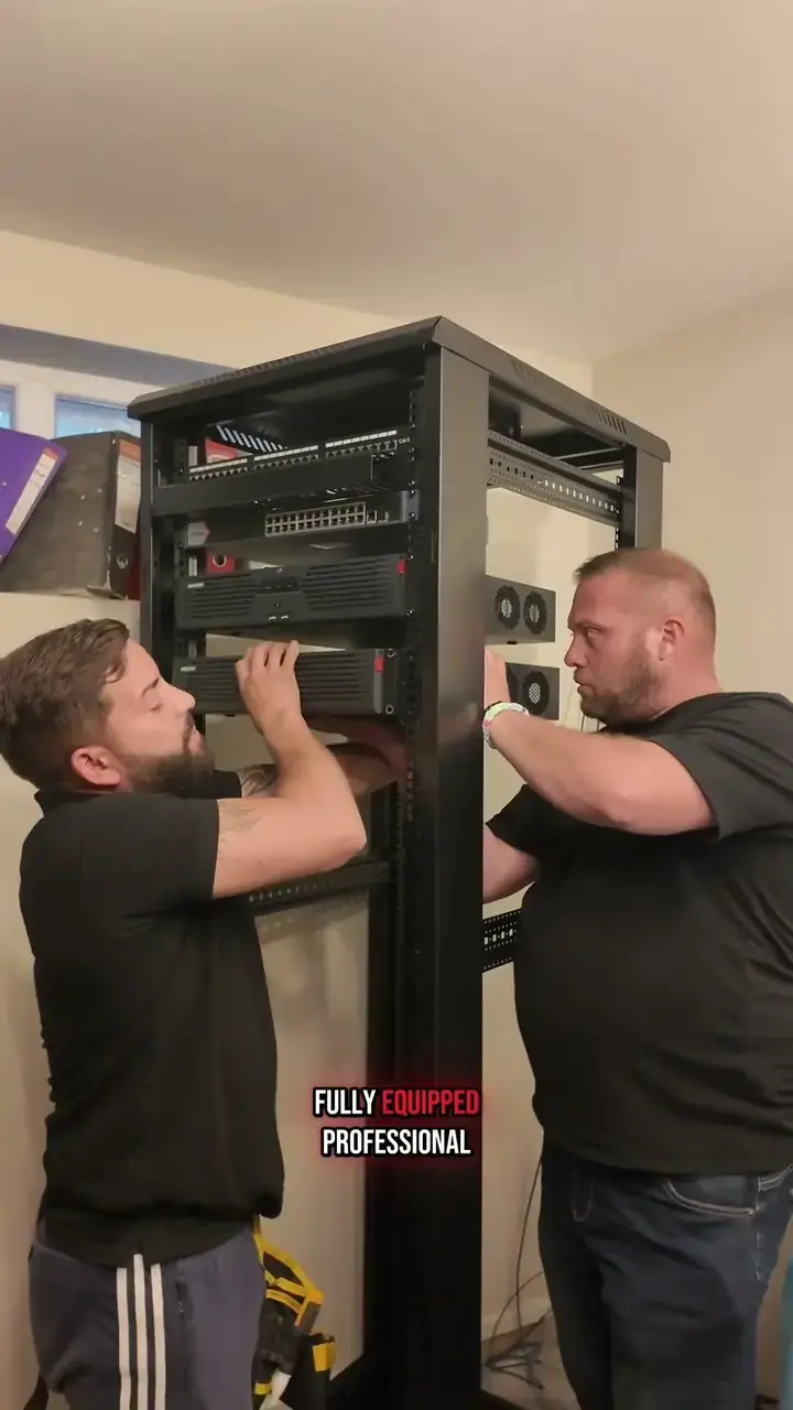 Centru de comandă cu HikCentral și video wall